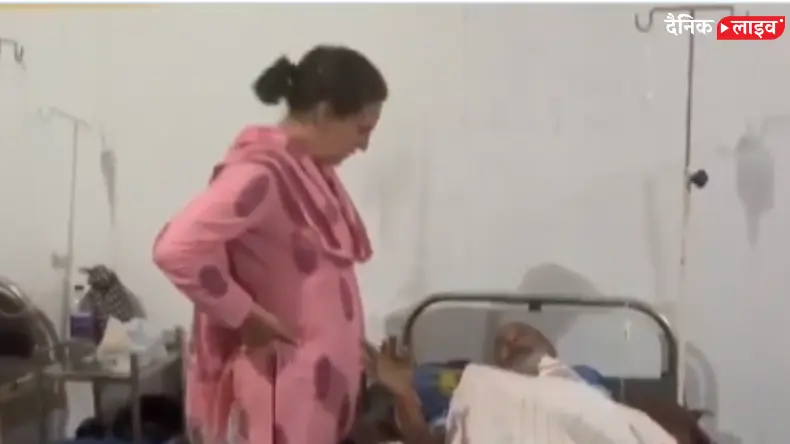 चुनावी सभा में घायल हुआ बुजुर्ग, हाल जानने आधी रात को ही अस्पताल पहुंची प्रियंका गांधी